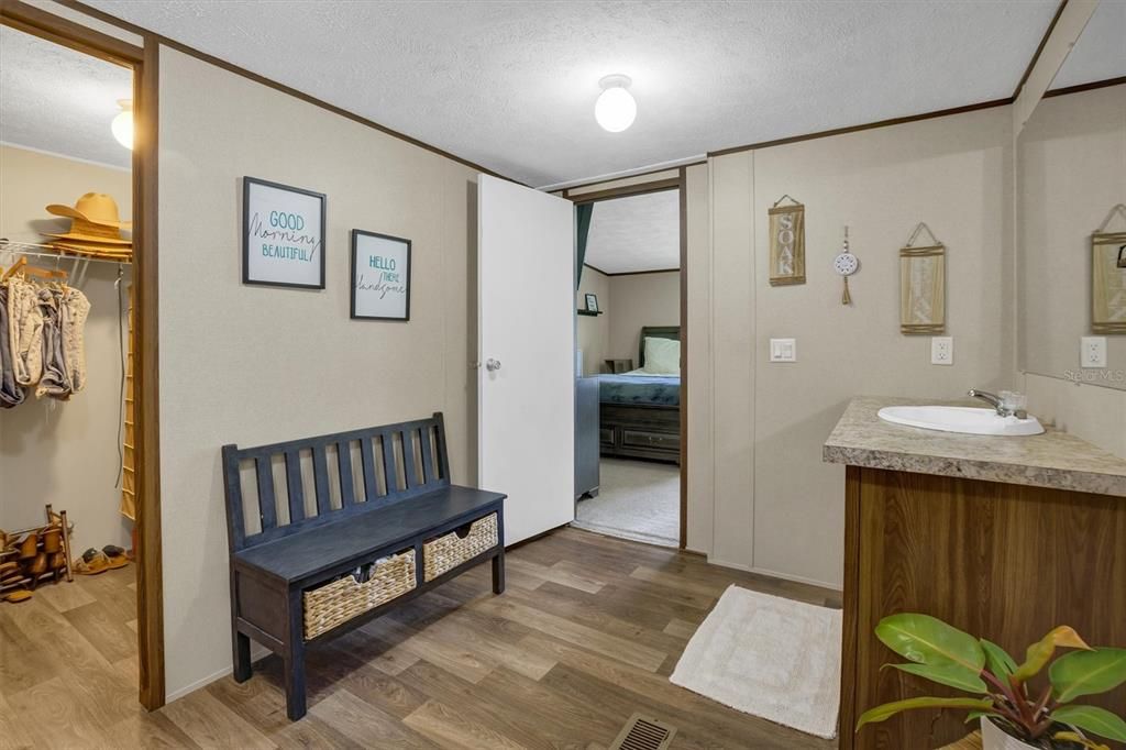 En Venta: $335,999 (4 camas, 2 baños, 1904 Pies cuadrados)