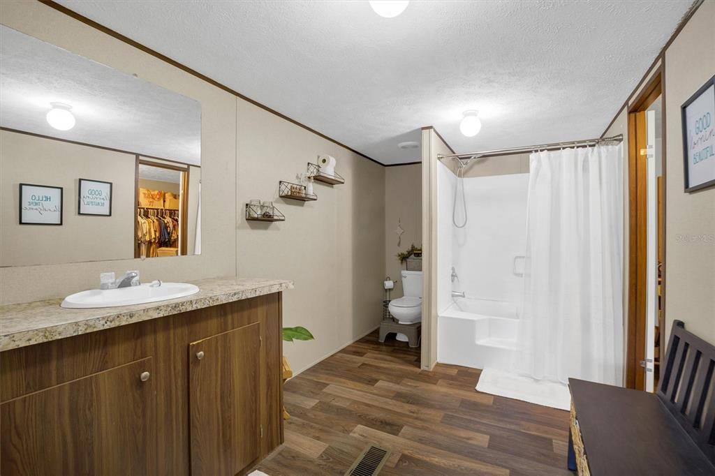 En Venta: $335,999 (4 camas, 2 baños, 1904 Pies cuadrados)