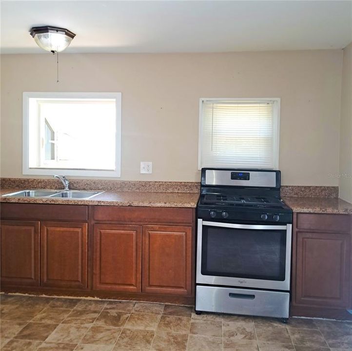 For Sale: $349,000 (3 beds, 3 baths, 1722 Square Feet)