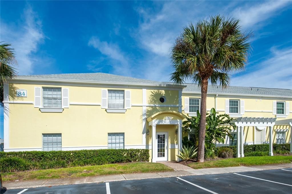 For Rent: $1,900 (1 beds, 1 baths, 823 Square Feet)