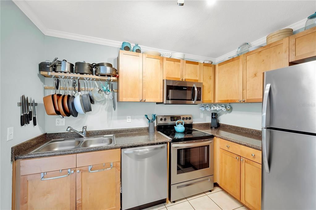 For Rent: $1,900 (1 beds, 1 baths, 823 Square Feet)