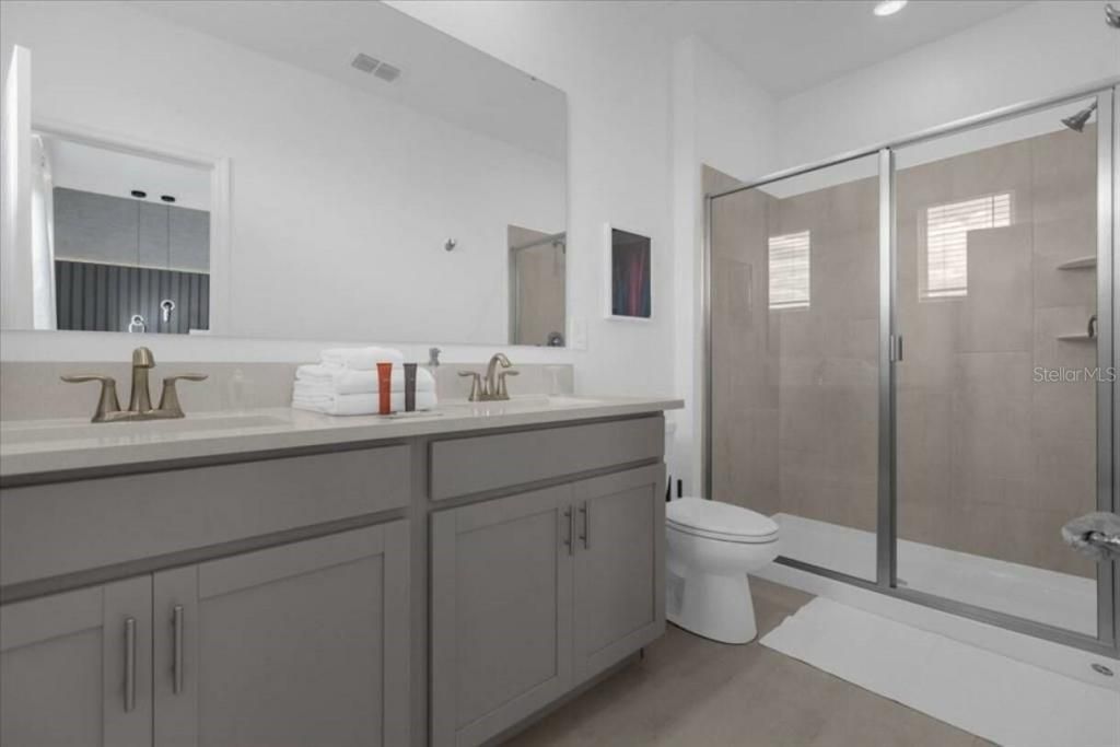 En Venta: $670,000 (6 camas, 5 baños, 3291 Pies cuadrados)