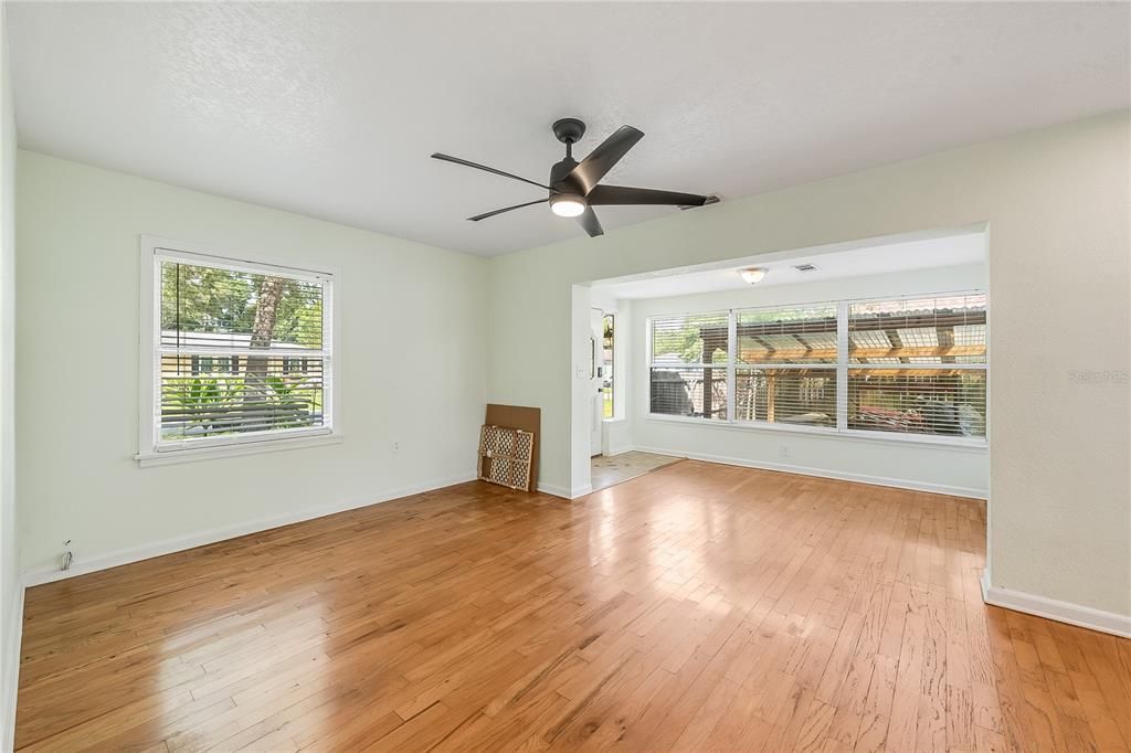 For Sale: $385,000 (3 beds, 1 baths, 1065 Square Feet)