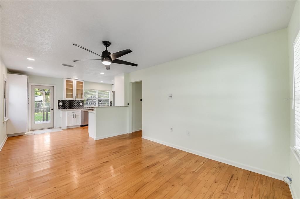 For Sale: $385,000 (3 beds, 1 baths, 1065 Square Feet)