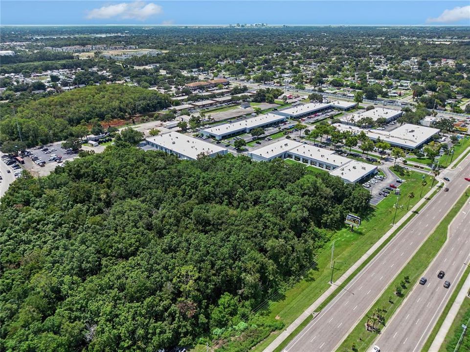 На продажу: $2,800,000 (3.02 acres)