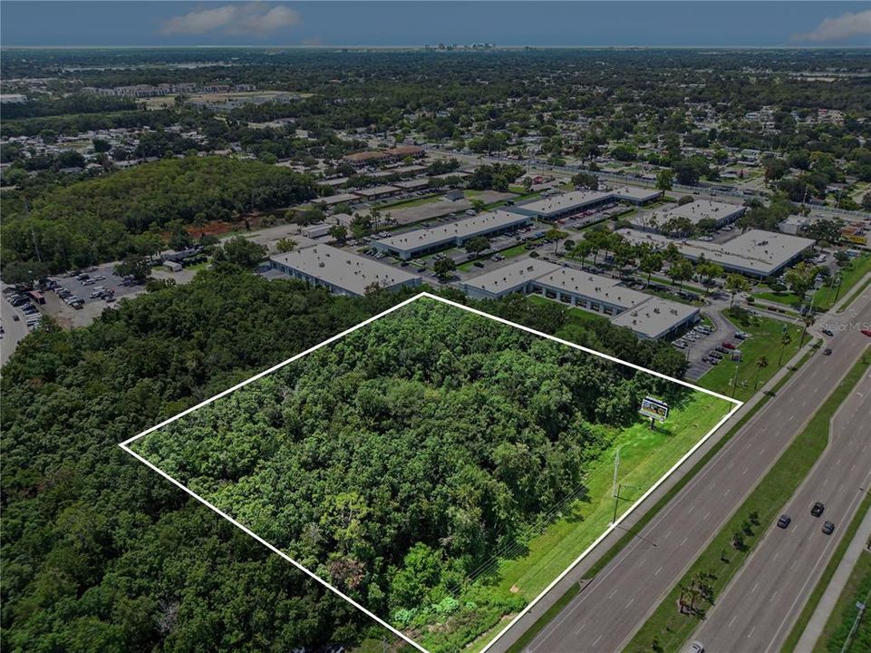 На продажу: $2,800,000 (3.02 acres)