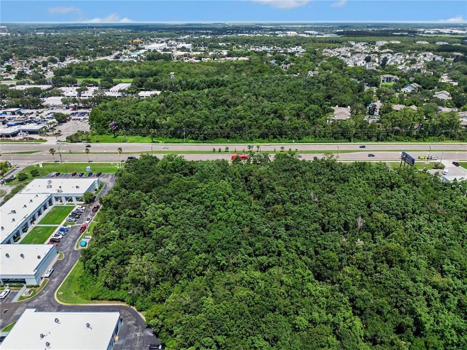 На продажу: $2,800,000 (3.02 acres)