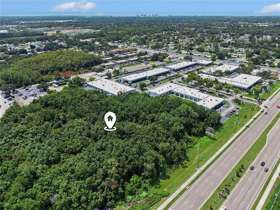 На продажу: $2,800,000 (3.02 acres)