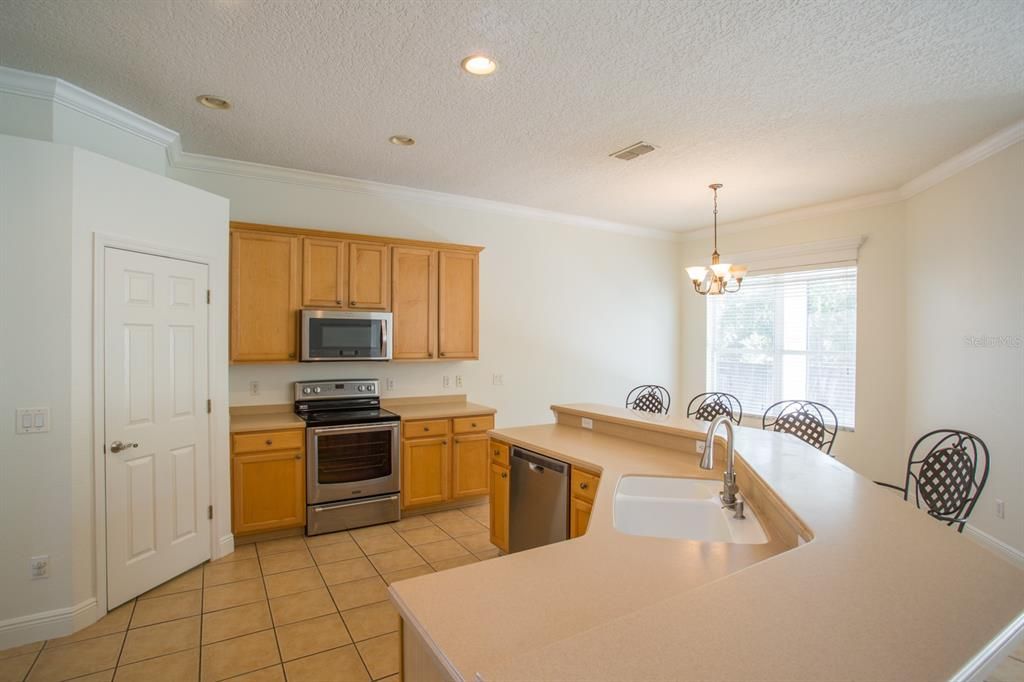 For Rent: $2,800 (5 beds, 3 baths, 2825 Square Feet)