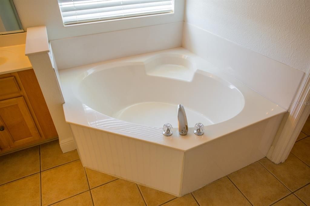 For Rent: $2,800 (5 beds, 3 baths, 2825 Square Feet)