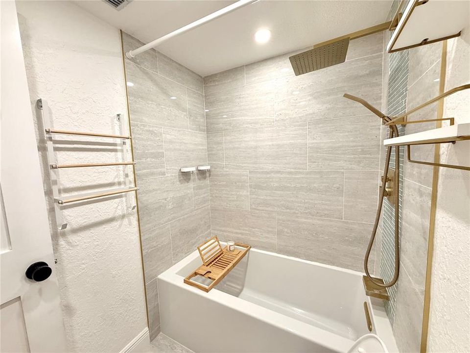 На продажу: $169,900 (2 спален, 1 ванн, 880 Квадратных фут)