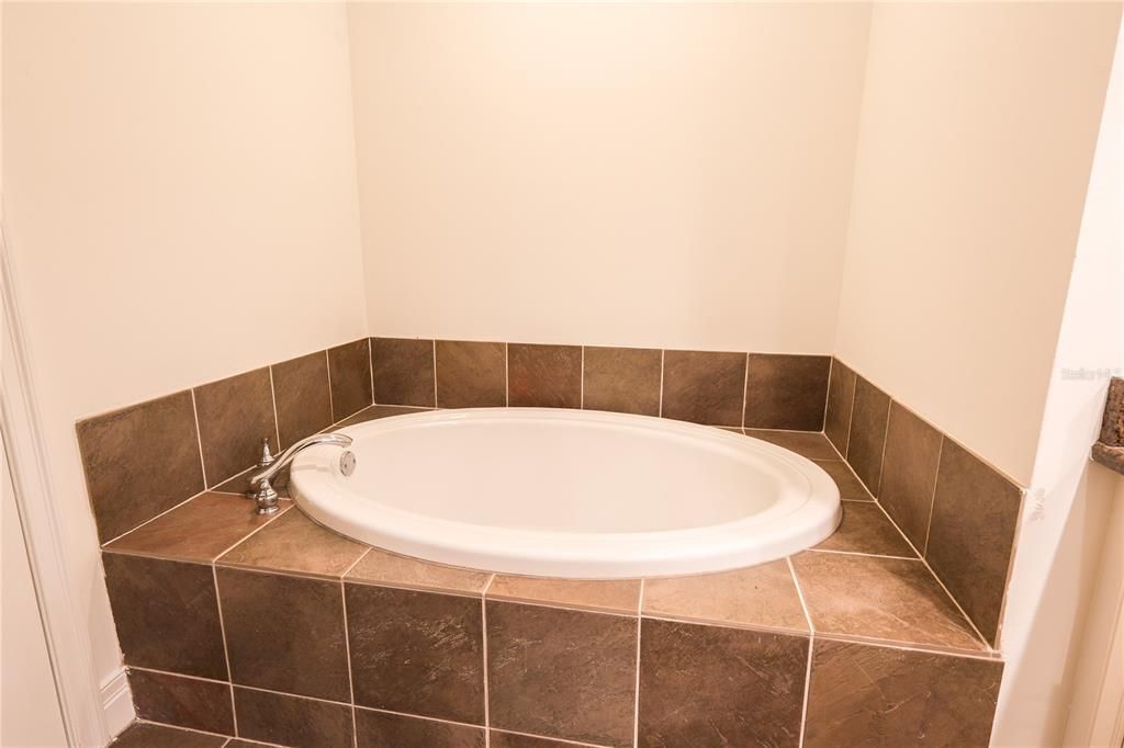 For Rent: $5,750 (3 beds, 3 baths, 1733 Square Feet)