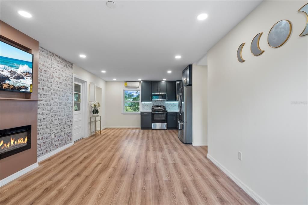 For Sale: $255,000 (3 beds, 1 baths, 884 Square Feet)