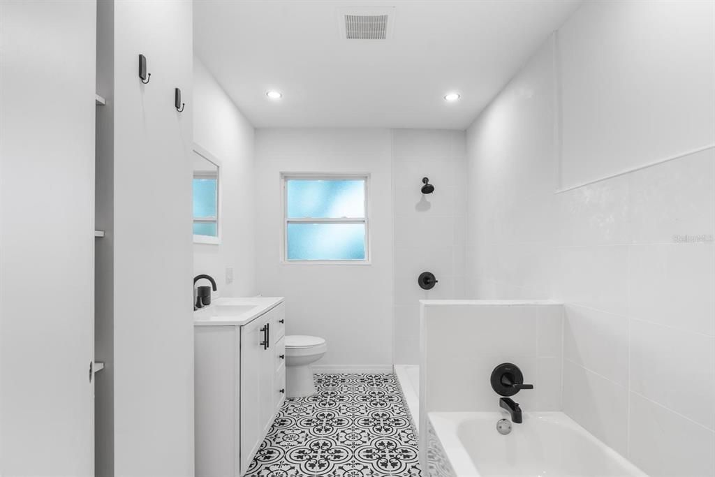 For Sale: $255,000 (3 beds, 1 baths, 884 Square Feet)