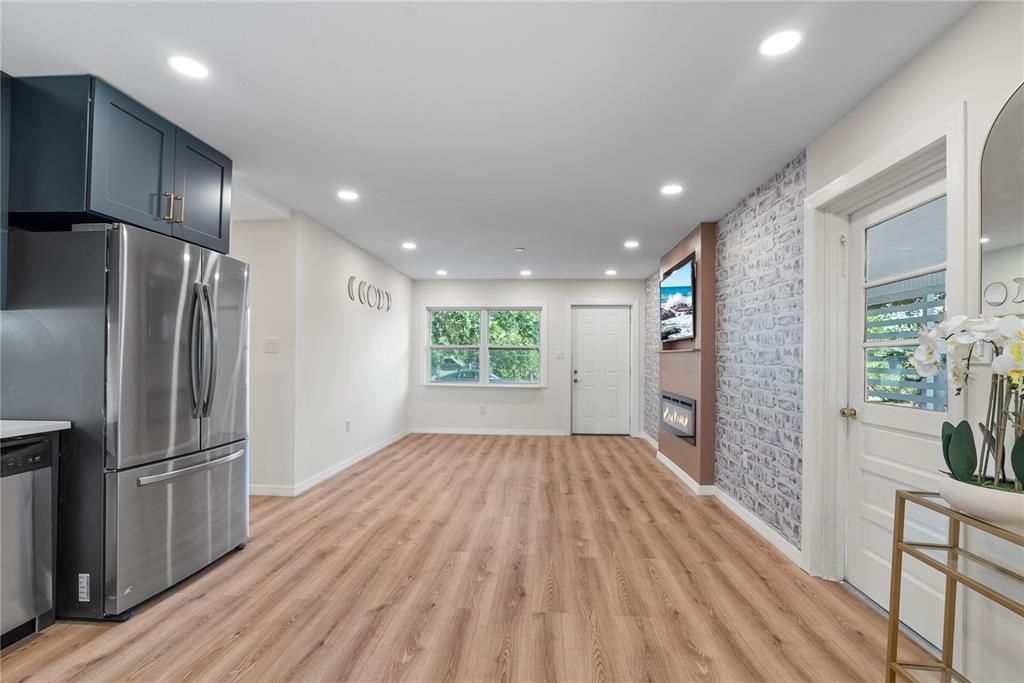 For Sale: $255,000 (3 beds, 1 baths, 884 Square Feet)