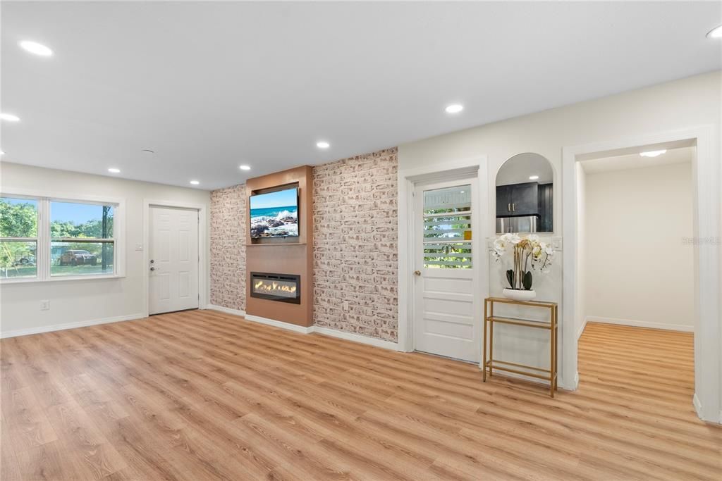 For Sale: $255,000 (3 beds, 1 baths, 884 Square Feet)