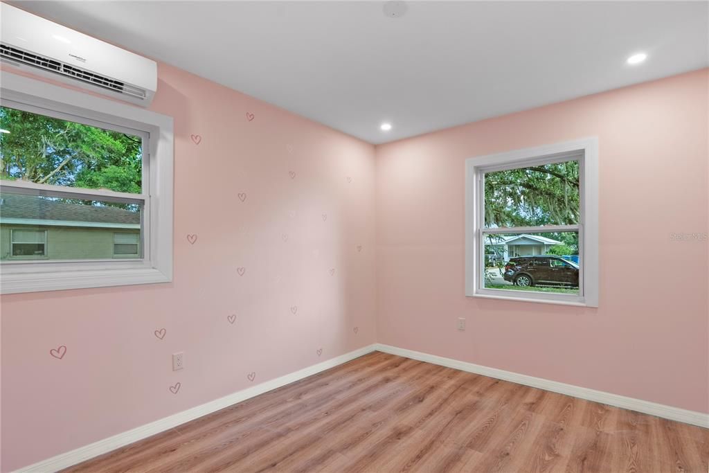 For Sale: $255,000 (3 beds, 1 baths, 884 Square Feet)
