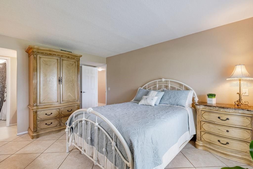 For Sale: $179,900 (2 beds, 2 baths, 1165 Square Feet)