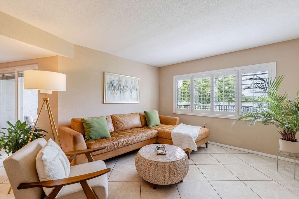 For Sale: $179,900 (2 beds, 2 baths, 1165 Square Feet)