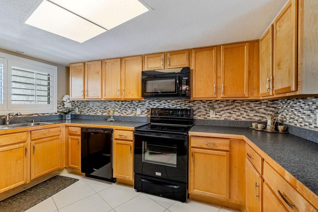 For Sale: $179,900 (2 beds, 2 baths, 1165 Square Feet)