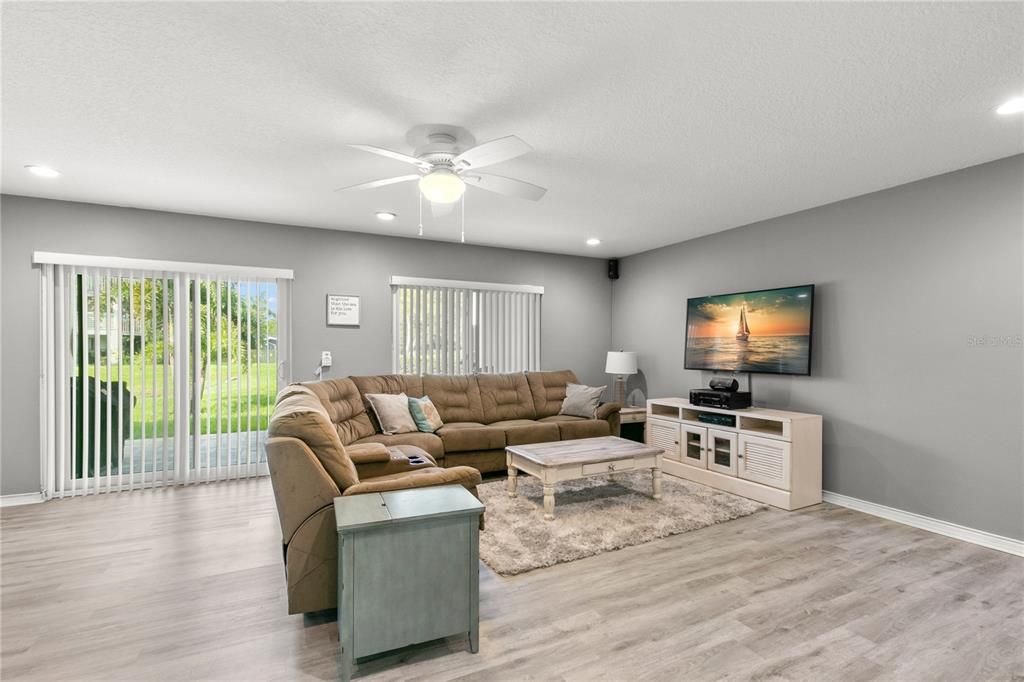 For Sale: $525,000 (3 beds, 3 baths, 2096 Square Feet)