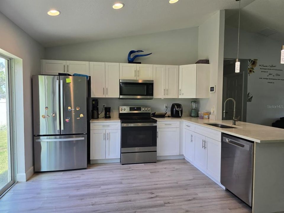 For Sale: $215,000 (3 beds, 2 baths, 1270 Square Feet)