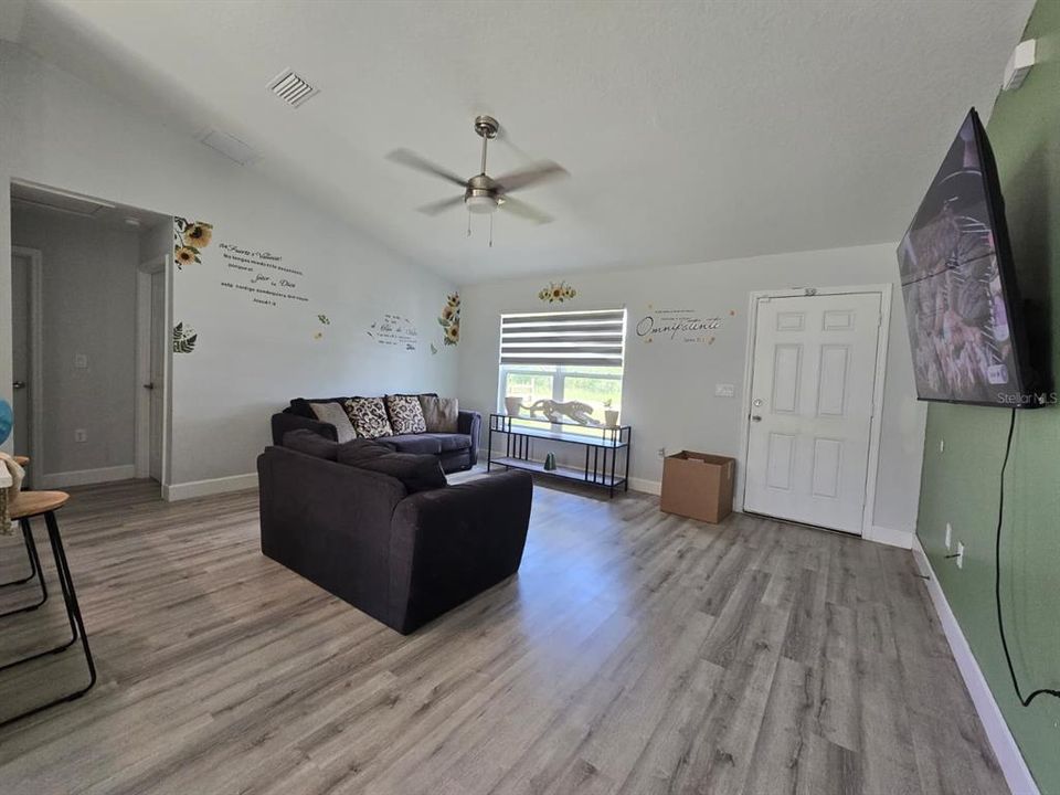 For Sale: $215,000 (3 beds, 2 baths, 1270 Square Feet)