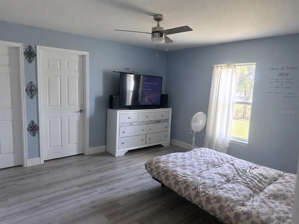 For Sale: $215,000 (3 beds, 2 baths, 1270 Square Feet)