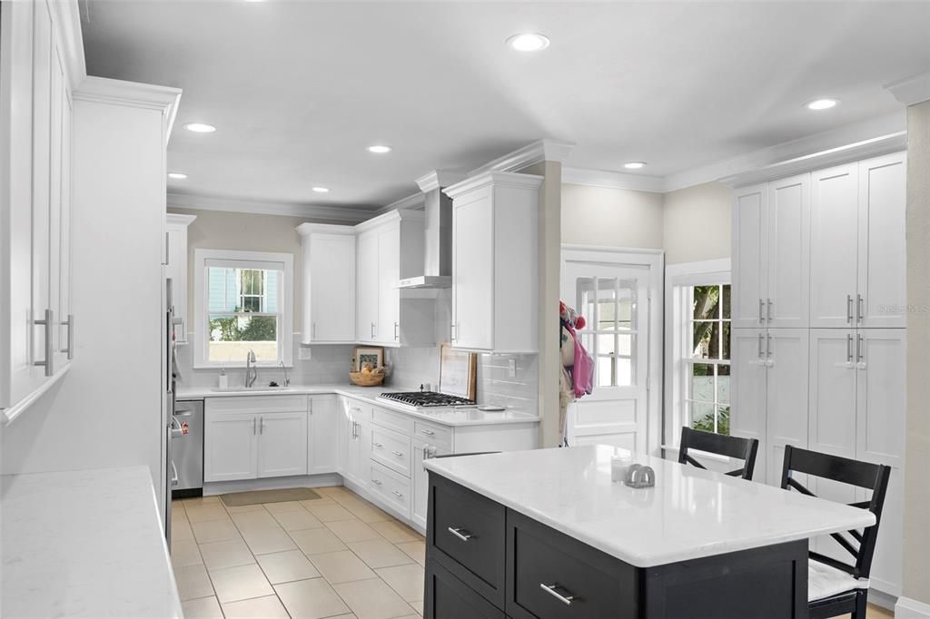 Activo con contrato: $6,500 (4 camas, 4 baños, 2996 Pies cuadrados)