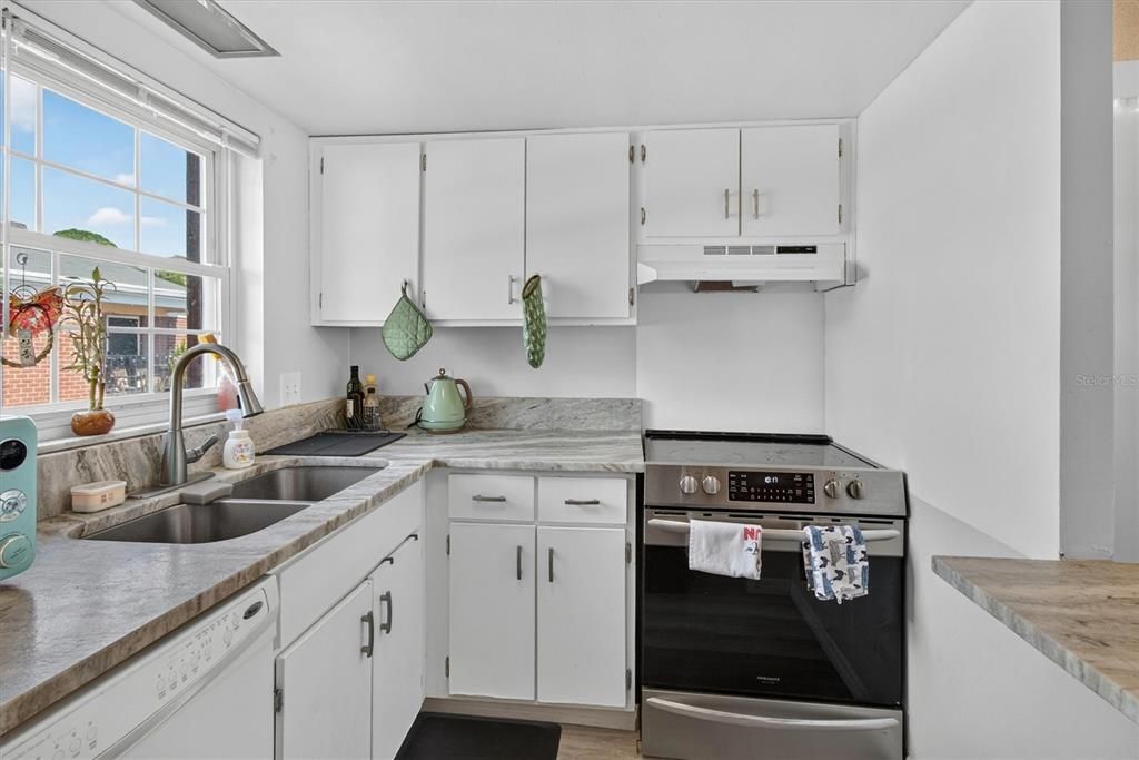 For Sale: $100,000 (1 beds, 1 baths, 680 Square Feet)