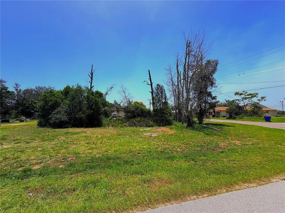 На продажу: $11,500 (0.12 acres)
