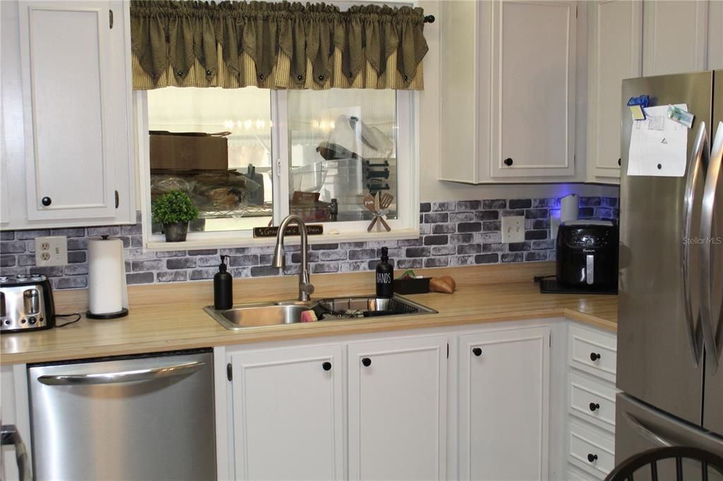For Sale: $149,000 (2 beds, 2 baths, 1144 Square Feet)