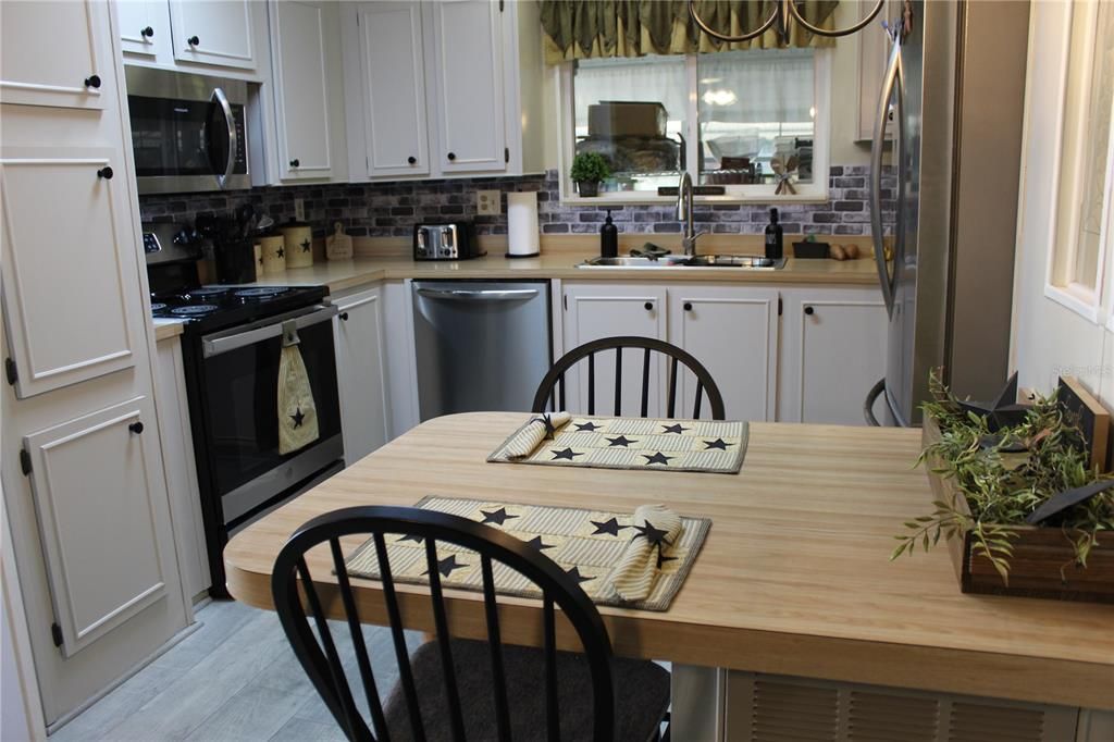 For Sale: $149,000 (2 beds, 2 baths, 1144 Square Feet)
