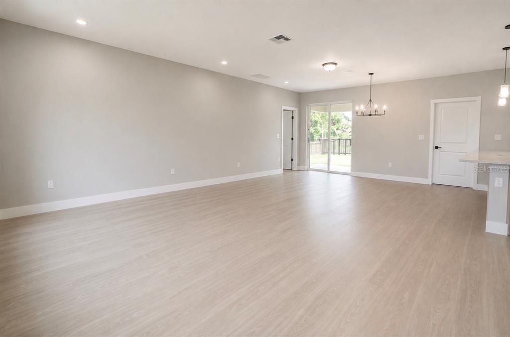 For Sale: $310,000 (4 beds, 2 baths, 1736 Square Feet)