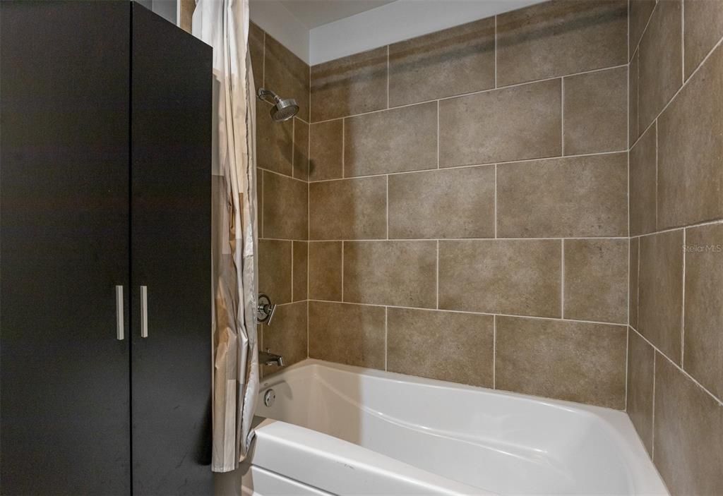 For Sale: $499,000 (1 beds, 2 baths, 1047 Square Feet)