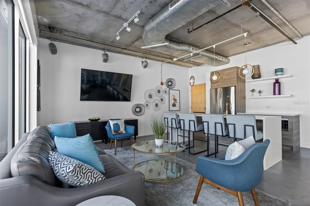 For Sale: $499,000 (1 beds, 2 baths, 1047 Square Feet)