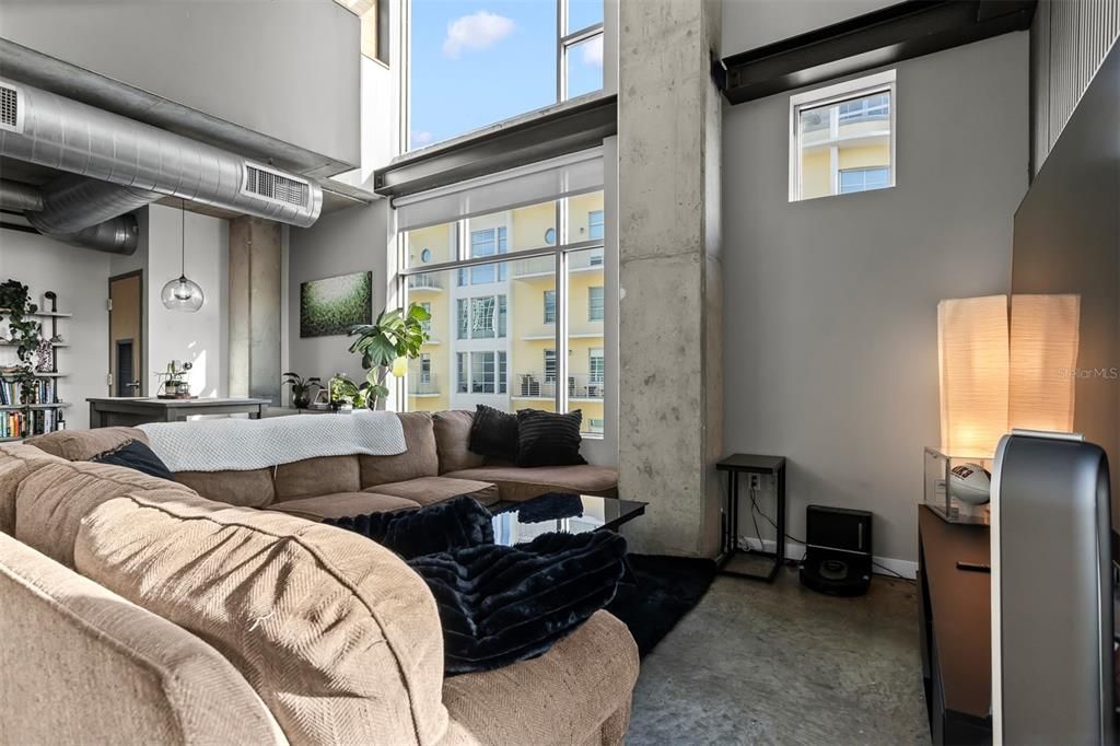 For Sale: $499,000 (1 beds, 2 baths, 1047 Square Feet)