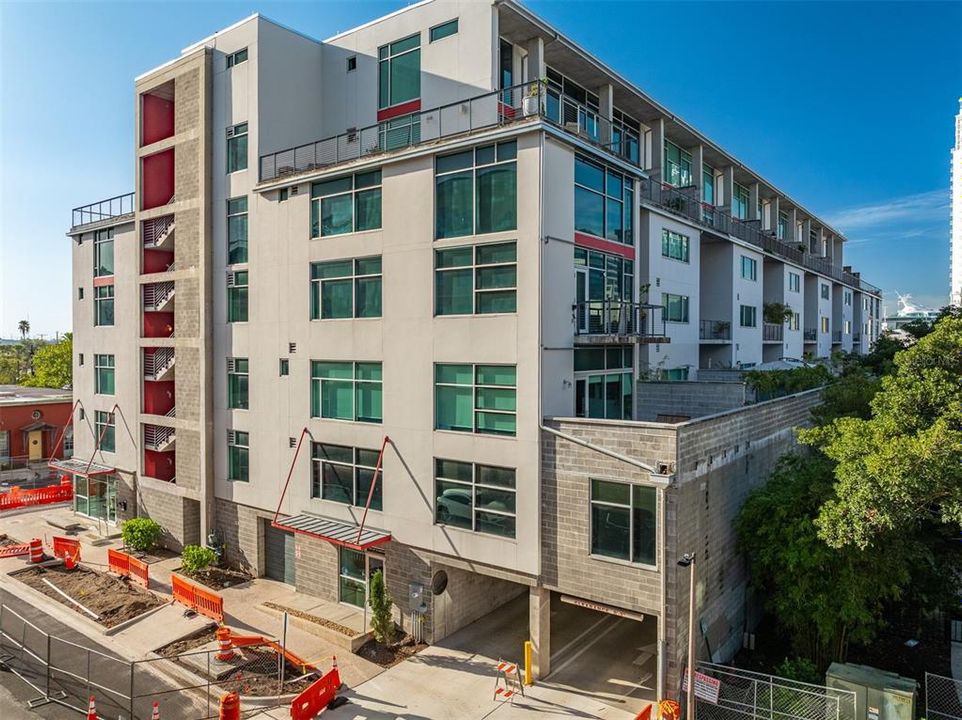 For Sale: $499,000 (1 beds, 2 baths, 1047 Square Feet)