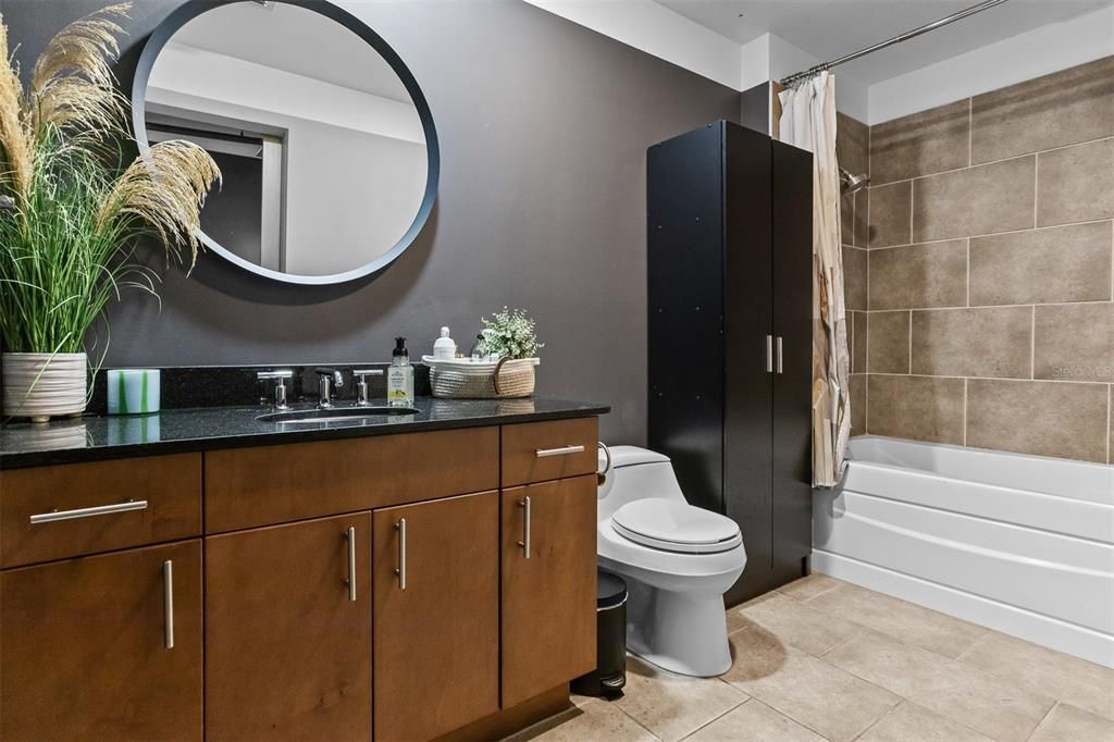 For Sale: $499,000 (1 beds, 2 baths, 1047 Square Feet)