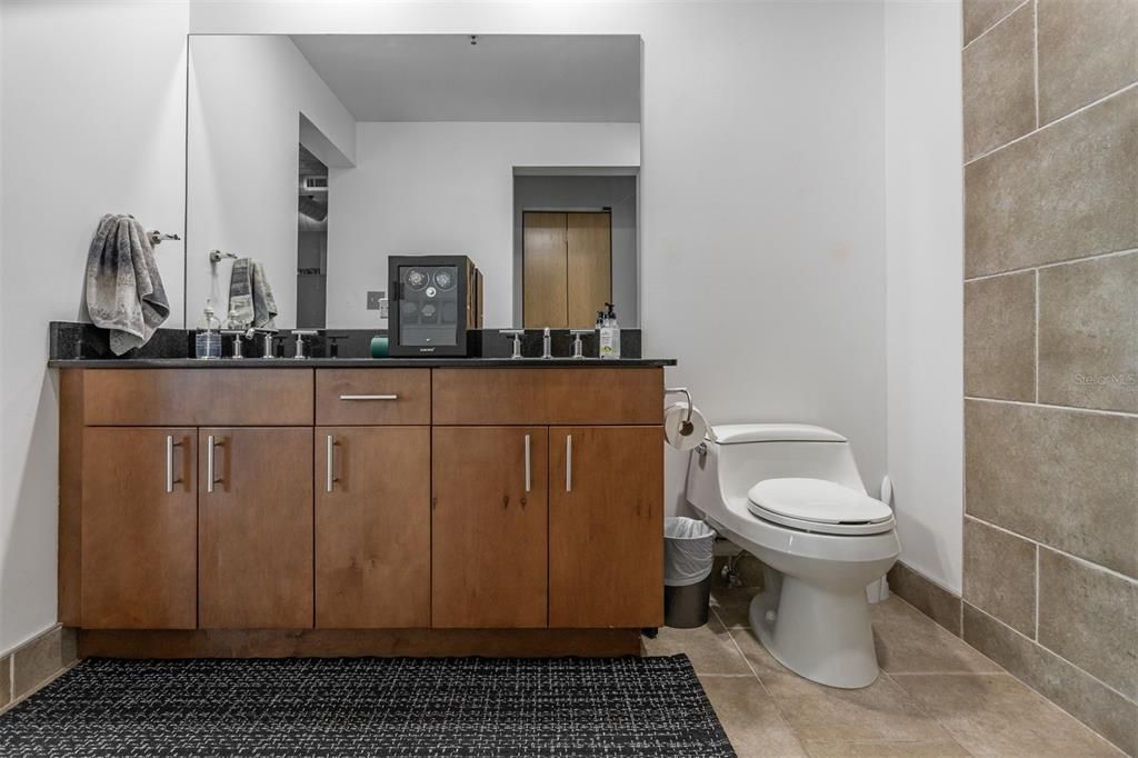 For Sale: $499,000 (1 beds, 2 baths, 1047 Square Feet)