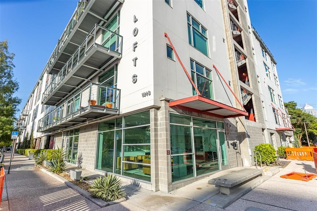For Sale: $499,000 (1 beds, 2 baths, 1047 Square Feet)