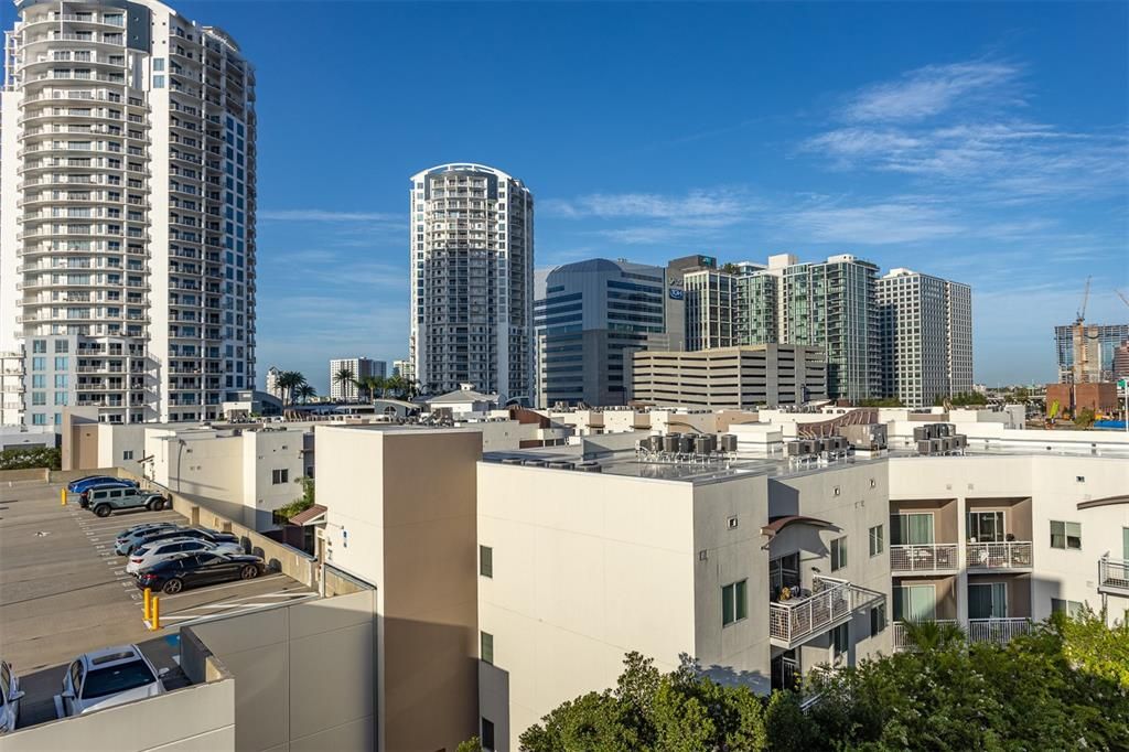 For Sale: $499,000 (1 beds, 2 baths, 1047 Square Feet)
