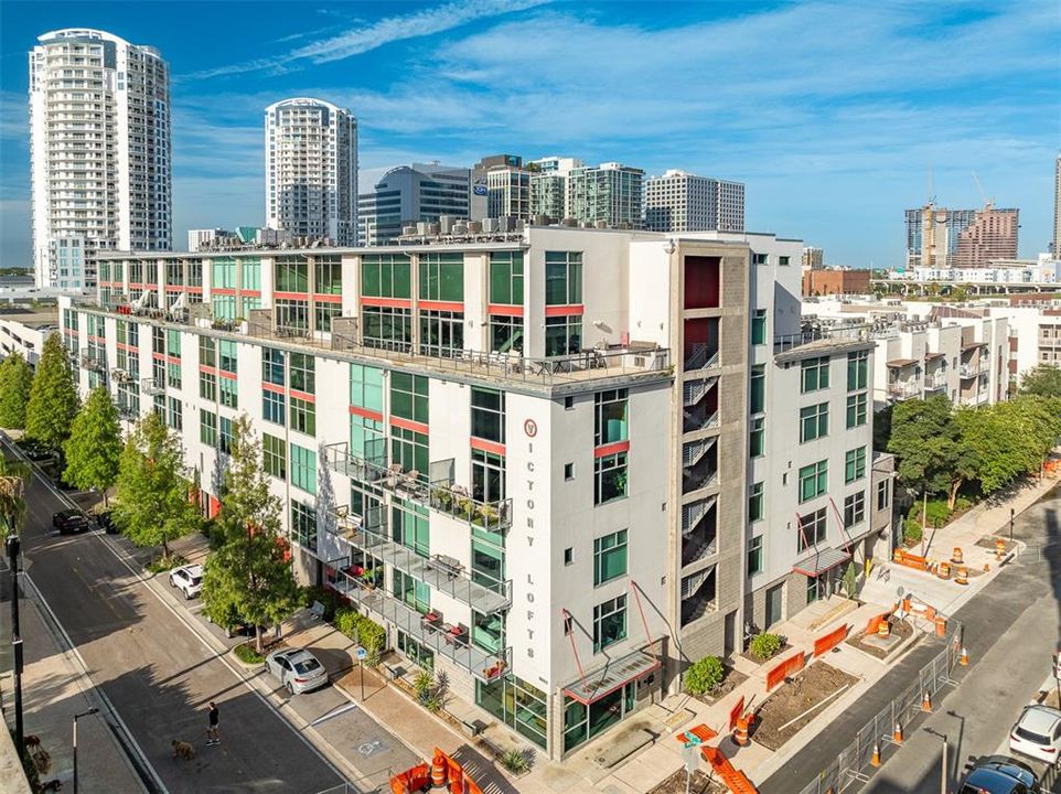 For Sale: $499,000 (1 beds, 2 baths, 1047 Square Feet)