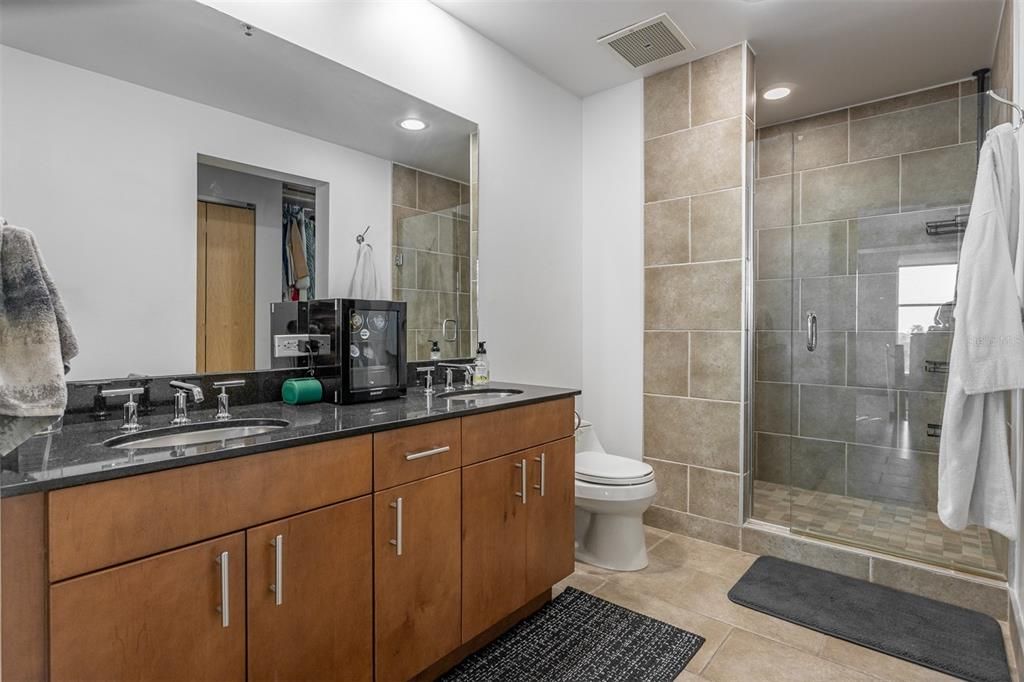 For Sale: $499,000 (1 beds, 2 baths, 1047 Square Feet)