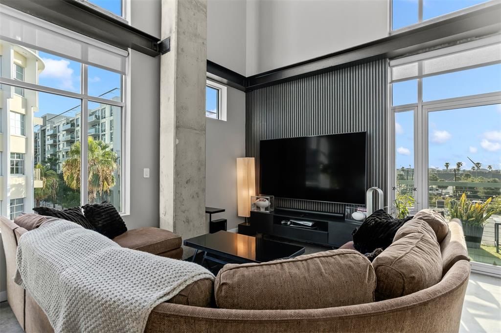 For Sale: $499,000 (1 beds, 2 baths, 1047 Square Feet)