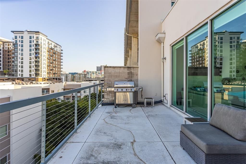 For Sale: $499,000 (1 beds, 2 baths, 1047 Square Feet)