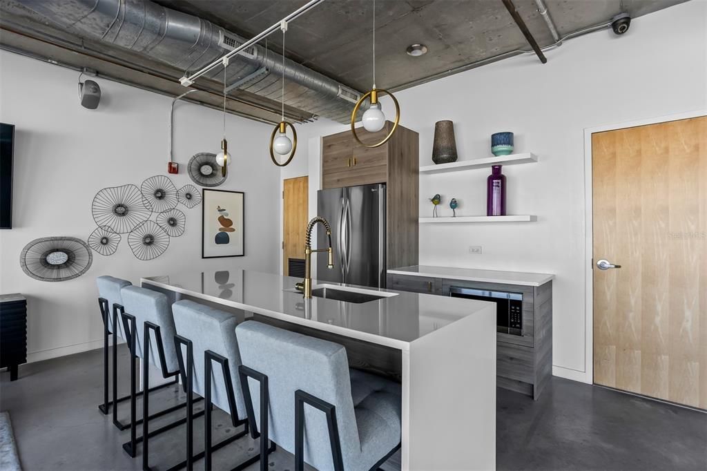 For Sale: $499,000 (1 beds, 2 baths, 1047 Square Feet)