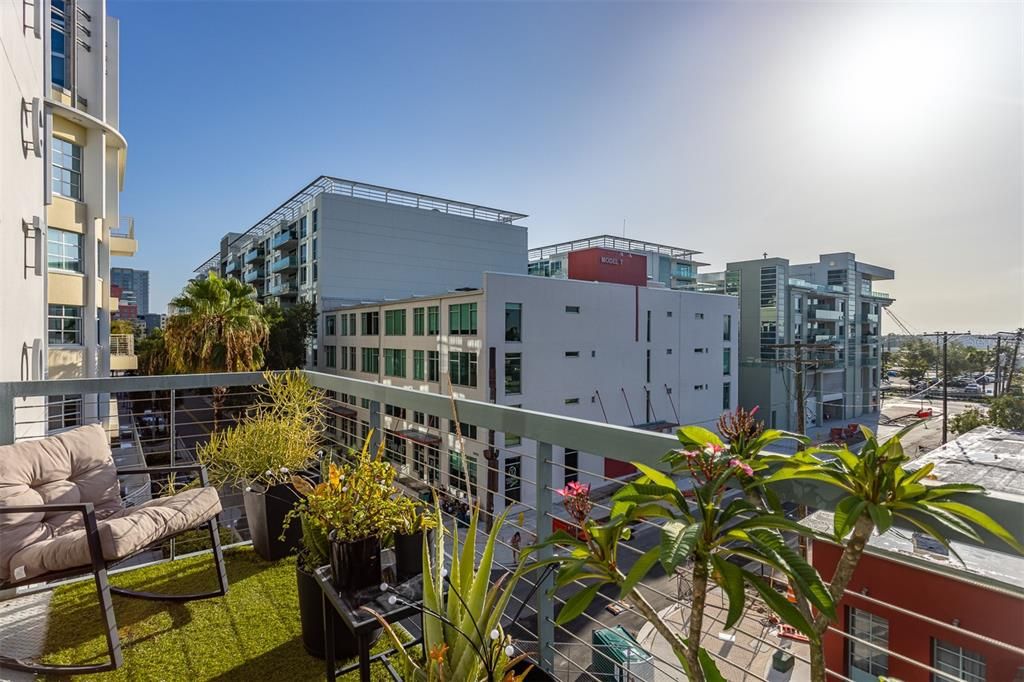 For Sale: $499,000 (1 beds, 2 baths, 1047 Square Feet)