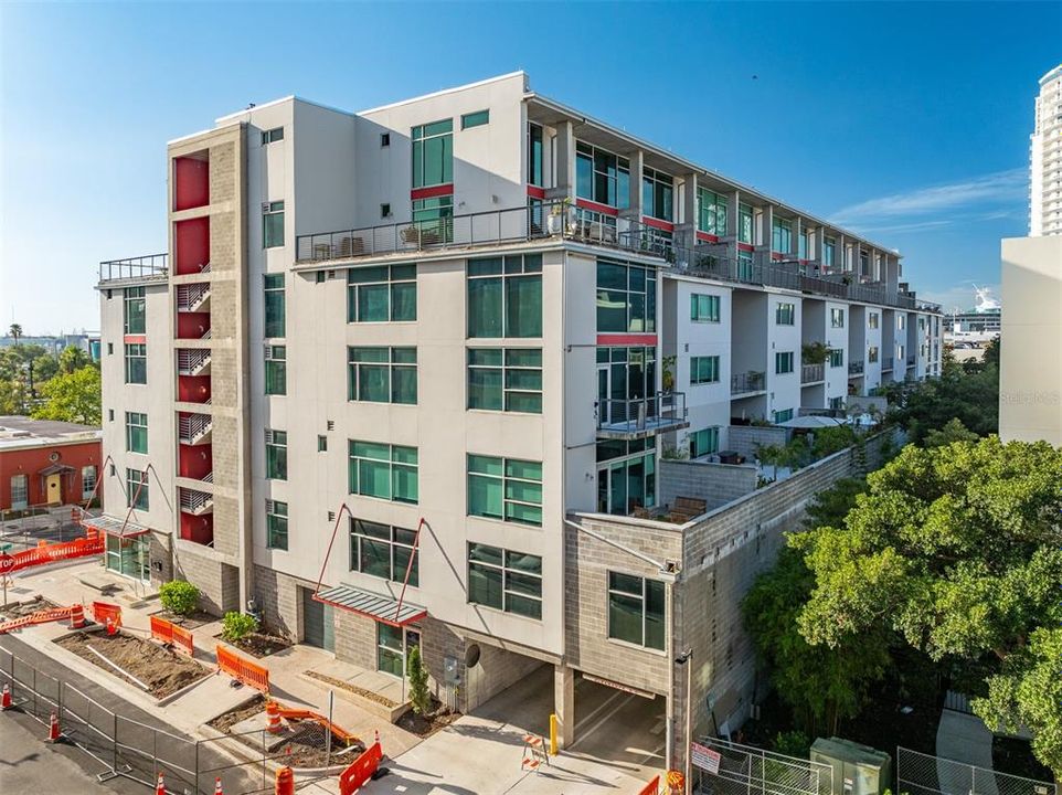 For Sale: $499,000 (1 beds, 2 baths, 1047 Square Feet)