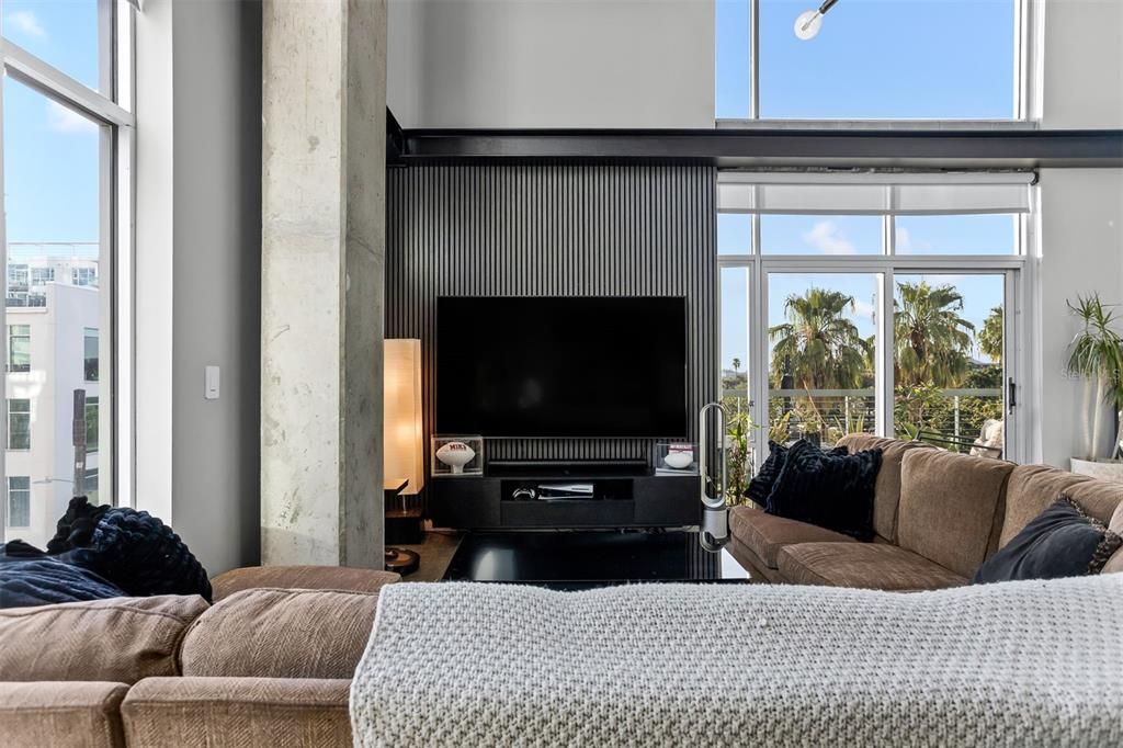 For Sale: $499,000 (1 beds, 2 baths, 1047 Square Feet)